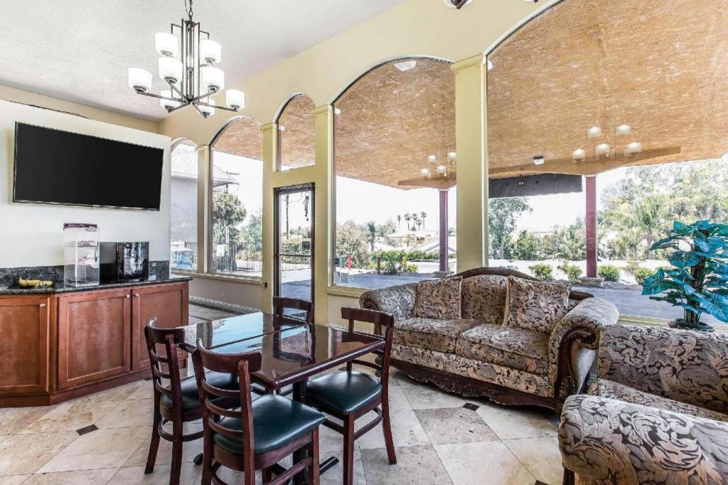 Rodeway Inn & Suites Canyon Lake-Menifee West מראה חיצוני תמונה