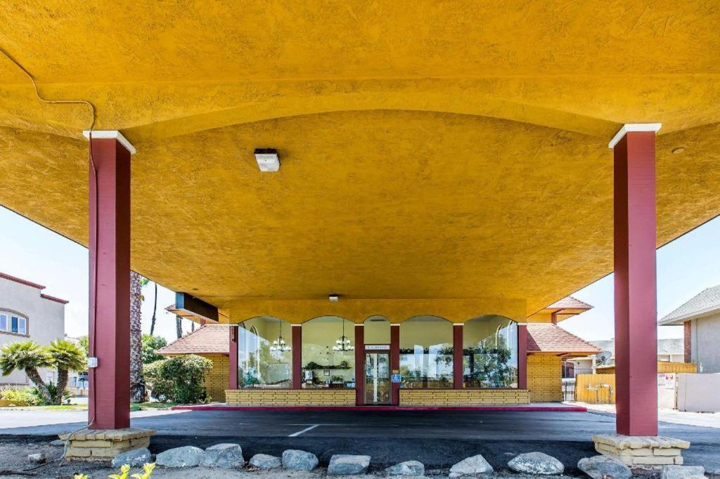 Rodeway Inn & Suites Canyon Lake-Menifee West מראה חיצוני תמונה