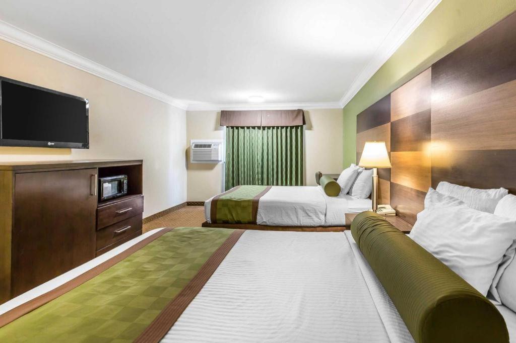 Rodeway Inn & Suites Canyon Lake-Menifee West מראה חיצוני תמונה