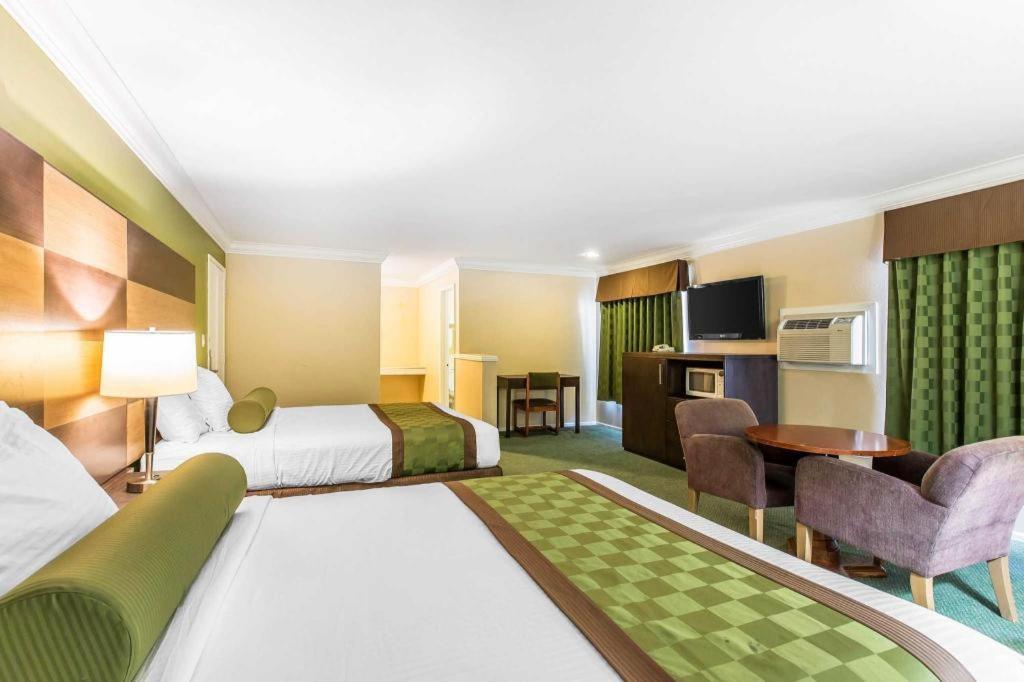 Rodeway Inn & Suites Canyon Lake-Menifee West מראה חיצוני תמונה