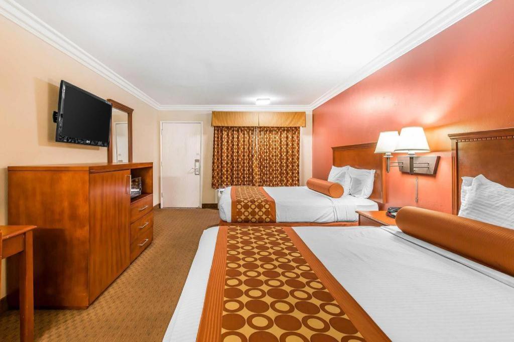 Rodeway Inn & Suites Canyon Lake-Menifee West מראה חיצוני תמונה
