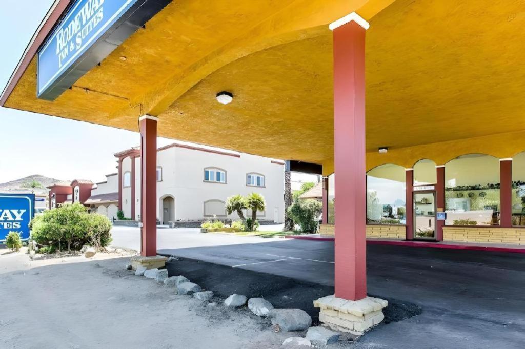Rodeway Inn & Suites Canyon Lake-Menifee West מראה חיצוני תמונה