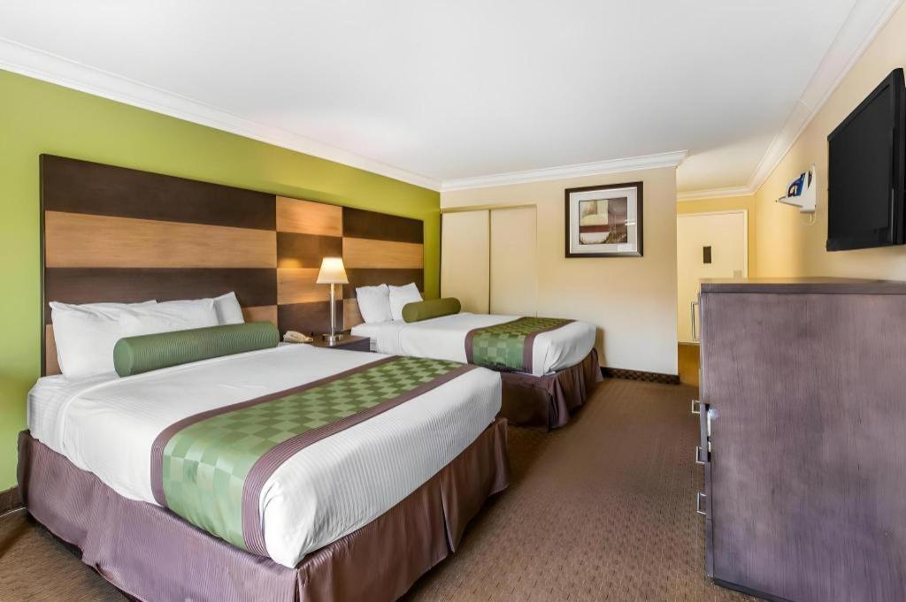 Rodeway Inn & Suites Canyon Lake-Menifee West מראה חיצוני תמונה