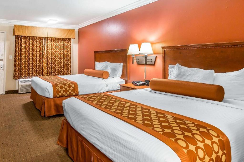 Rodeway Inn & Suites Canyon Lake-Menifee West מראה חיצוני תמונה