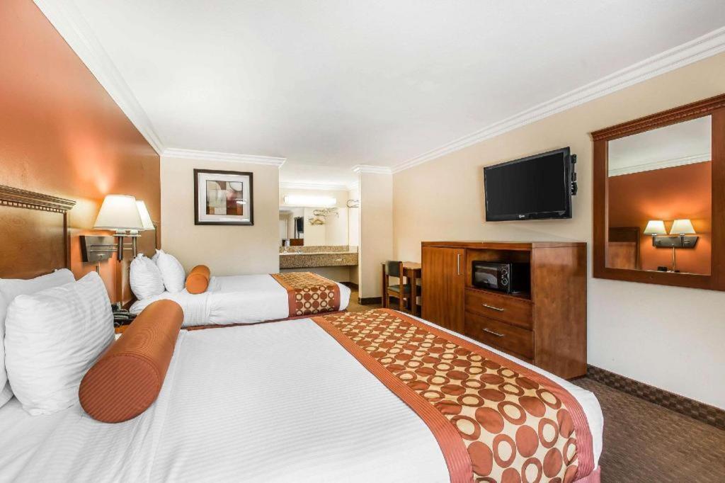 Rodeway Inn & Suites Canyon Lake-Menifee West מראה חיצוני תמונה