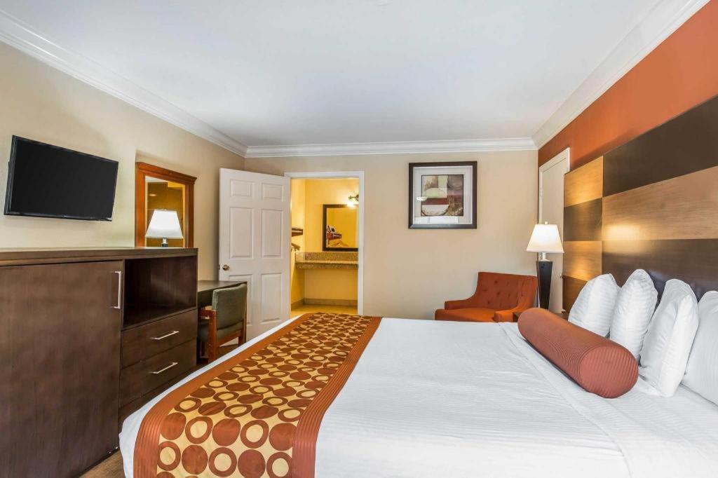 Rodeway Inn & Suites Canyon Lake-Menifee West מראה חיצוני תמונה