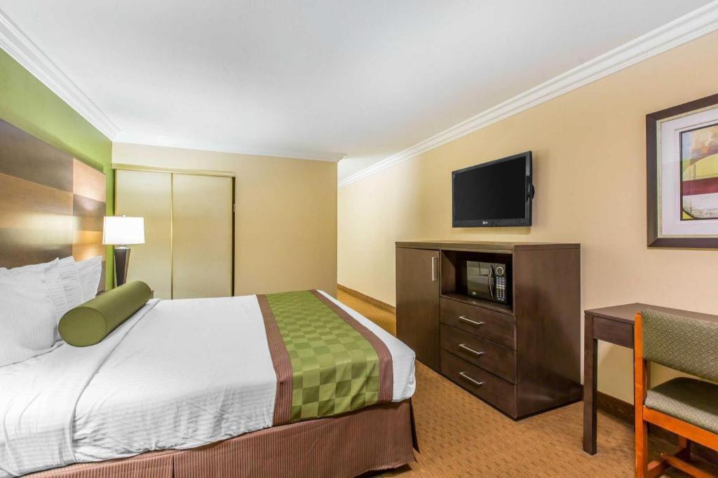 Rodeway Inn & Suites Canyon Lake-Menifee West מראה חיצוני תמונה