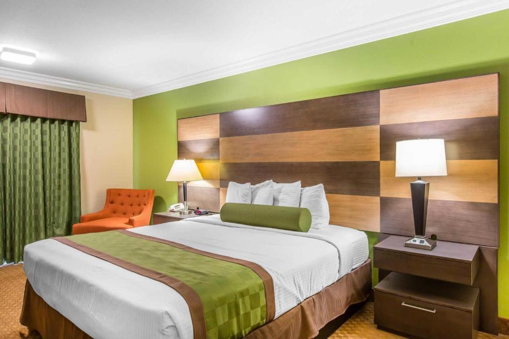Rodeway Inn & Suites Canyon Lake-Menifee West מראה חיצוני תמונה