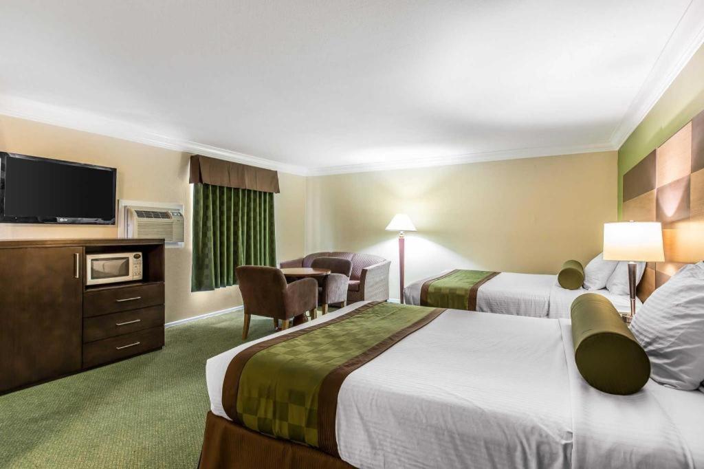 Rodeway Inn & Suites Canyon Lake-Menifee West מראה חיצוני תמונה