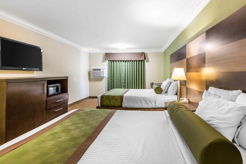 Rodeway Inn & Suites Canyon Lake-Menifee West מראה חיצוני תמונה