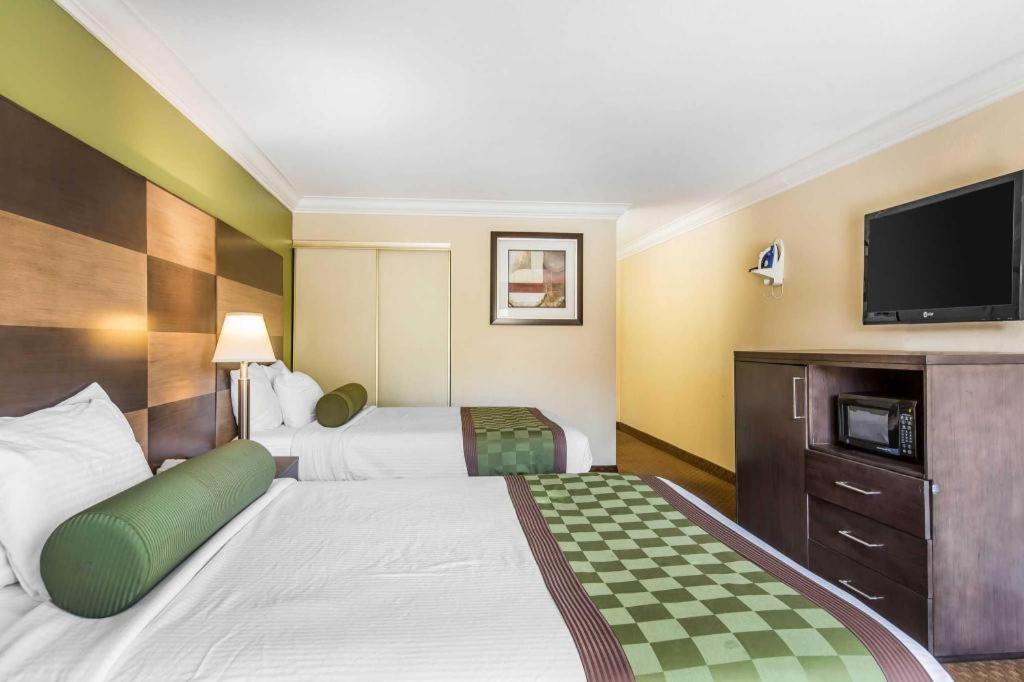 Rodeway Inn & Suites Canyon Lake-Menifee West מראה חיצוני תמונה