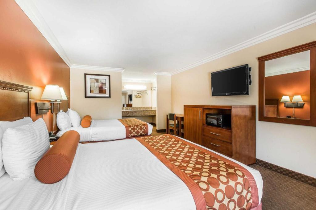 Rodeway Inn & Suites Canyon Lake-Menifee West מראה חיצוני תמונה