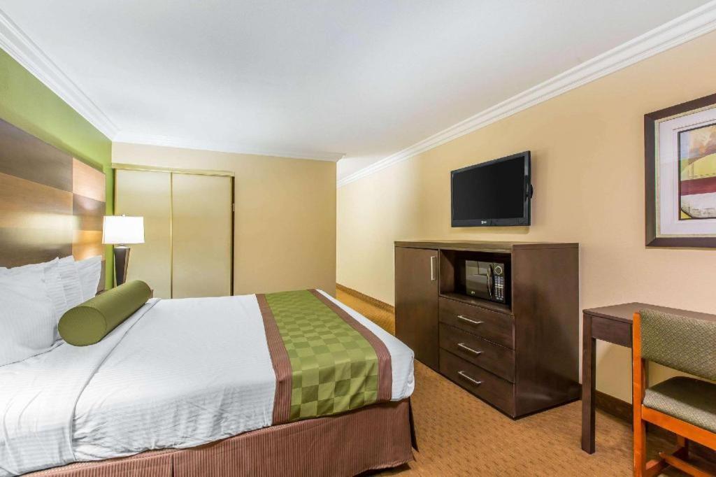 Rodeway Inn & Suites Canyon Lake-Menifee West מראה חיצוני תמונה