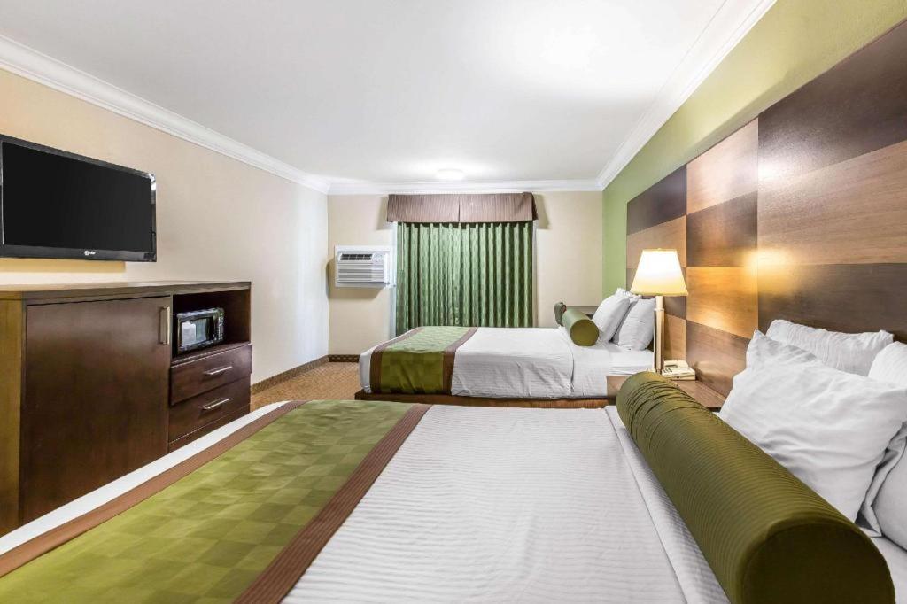 Rodeway Inn & Suites Canyon Lake-Menifee West מראה חיצוני תמונה