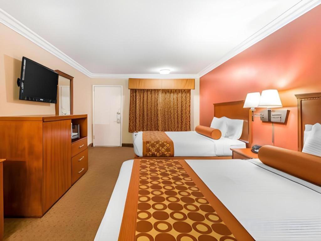 Rodeway Inn & Suites Canyon Lake-Menifee West מראה חיצוני תמונה