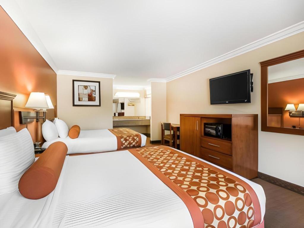 Rodeway Inn & Suites Canyon Lake-Menifee West מראה חיצוני תמונה