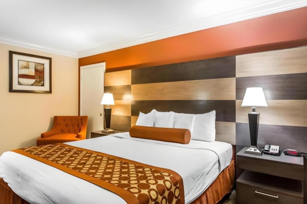 Rodeway Inn & Suites Canyon Lake-Menifee West מראה חיצוני תמונה