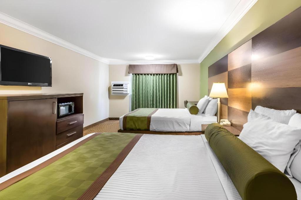Rodeway Inn & Suites Canyon Lake-Menifee West מראה חיצוני תמונה