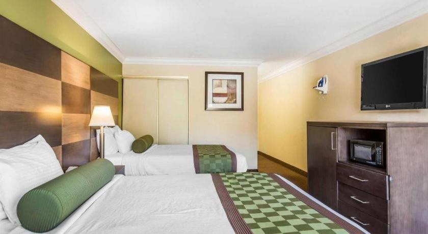 Rodeway Inn & Suites Canyon Lake-Menifee West מראה חיצוני תמונה