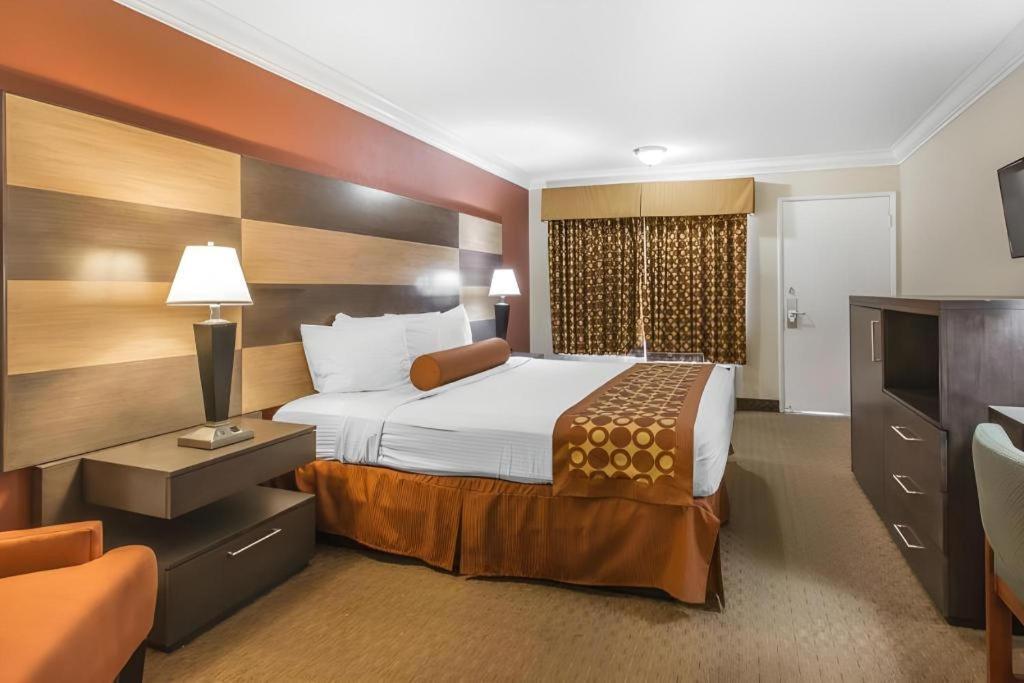 Rodeway Inn & Suites Canyon Lake-Menifee West מראה חיצוני תמונה