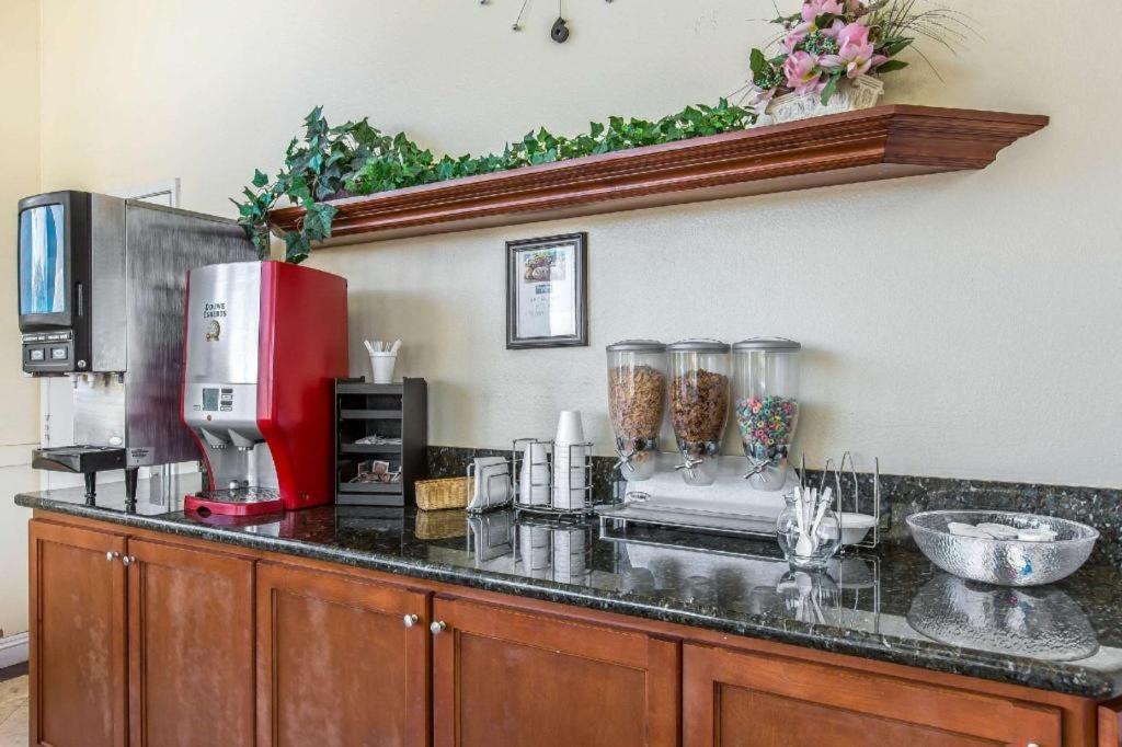 Rodeway Inn & Suites Canyon Lake-Menifee West מראה חיצוני תמונה